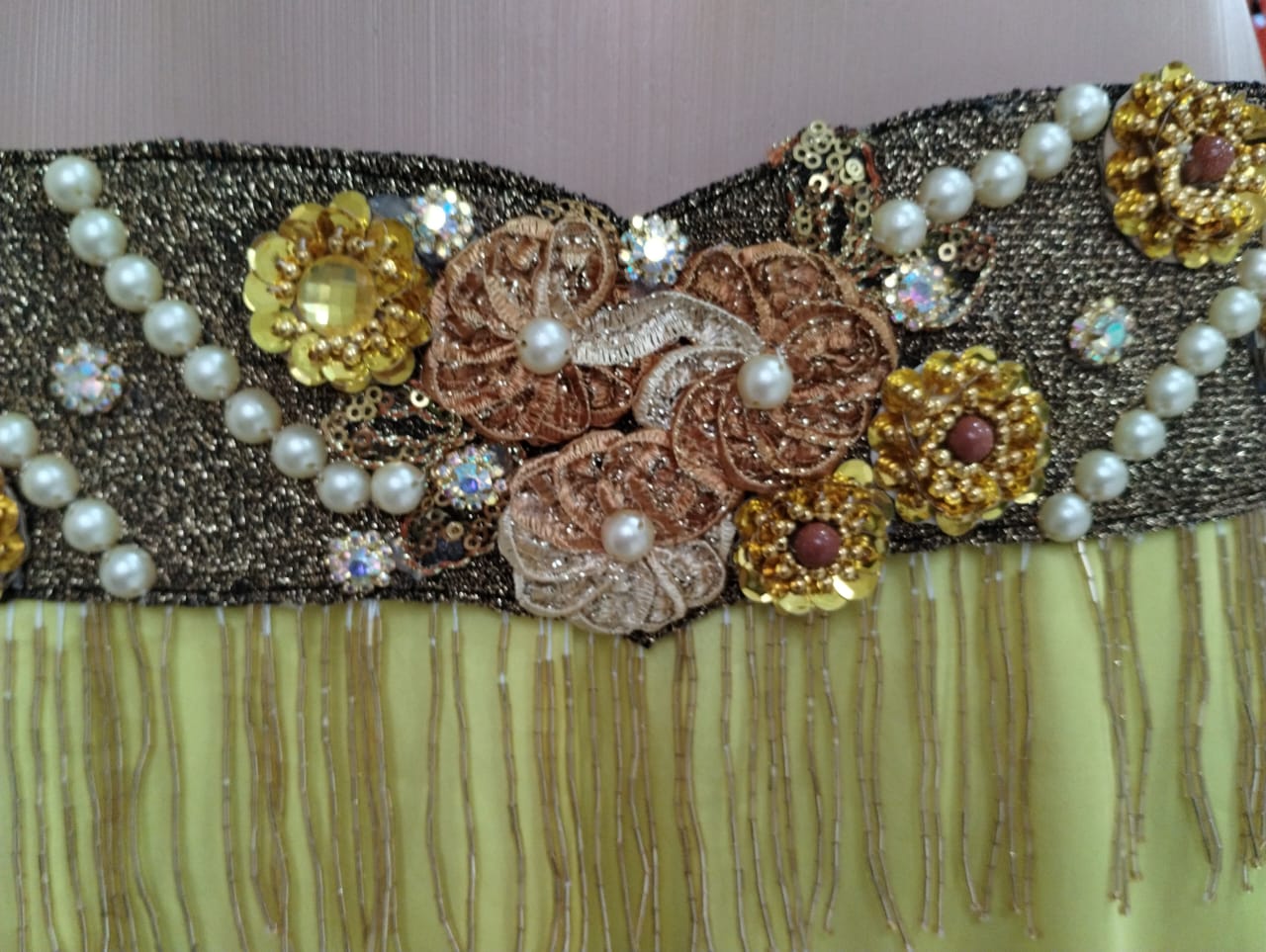 Traje de Dança do Ventre em lamê ouro envelhecido com aplicações e franjas