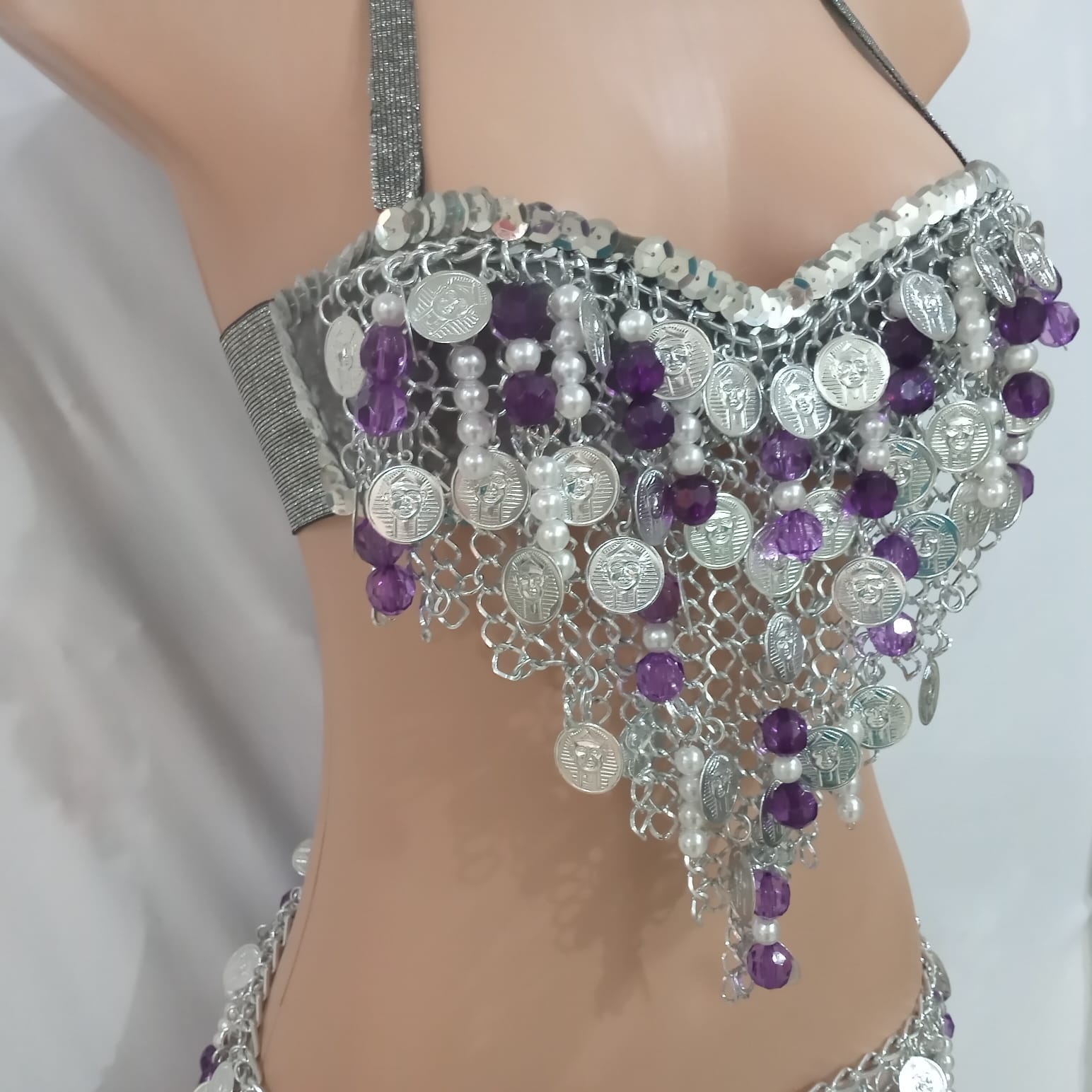 Traje de Dança do Ventre com metal, moedas e pedrarias