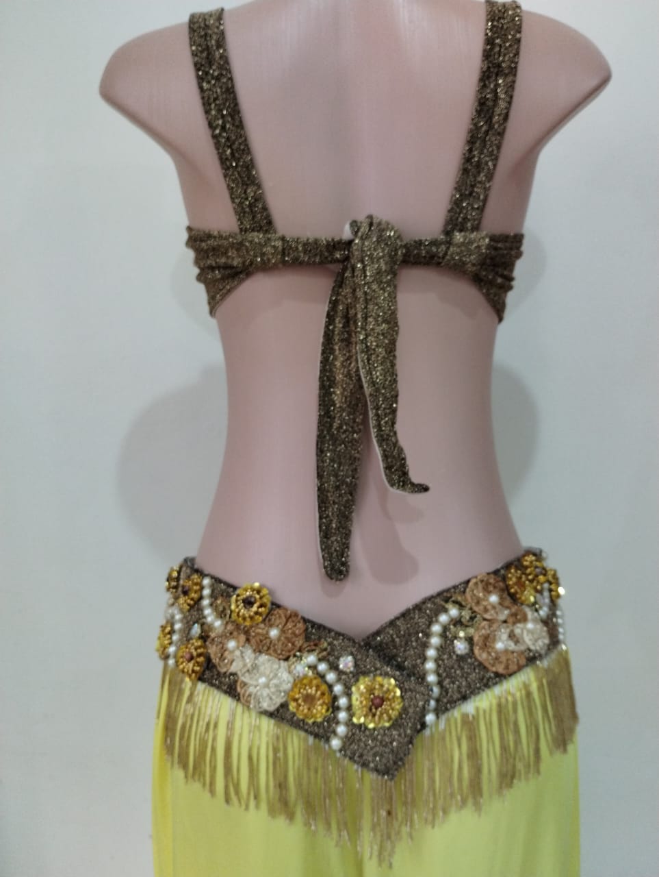 Traje de Dança do Ventre em lamê ouro envelhecido com aplicações e franjas