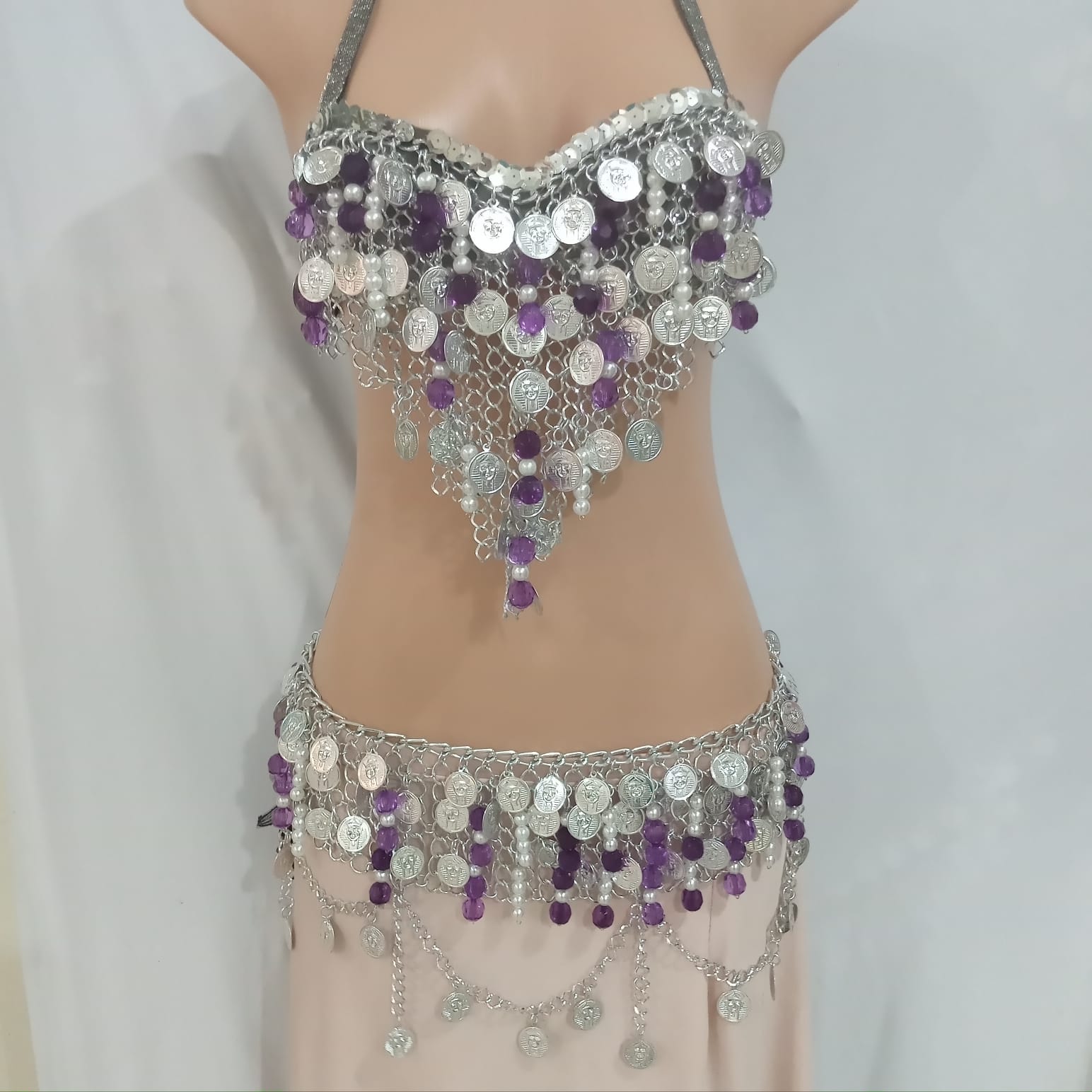Traje de Dança do Ventre com metal, moedas e pedrarias