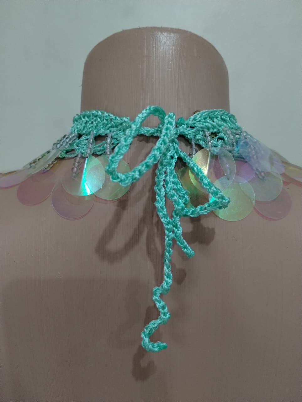 Colar ou testeira em crochê verde água com pastilhas irizadas de 2 tamanhos