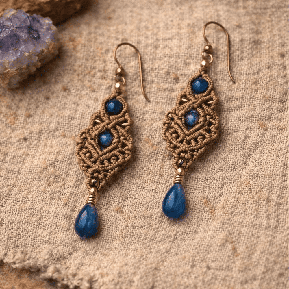 Arete artesanal de macramé y amatista