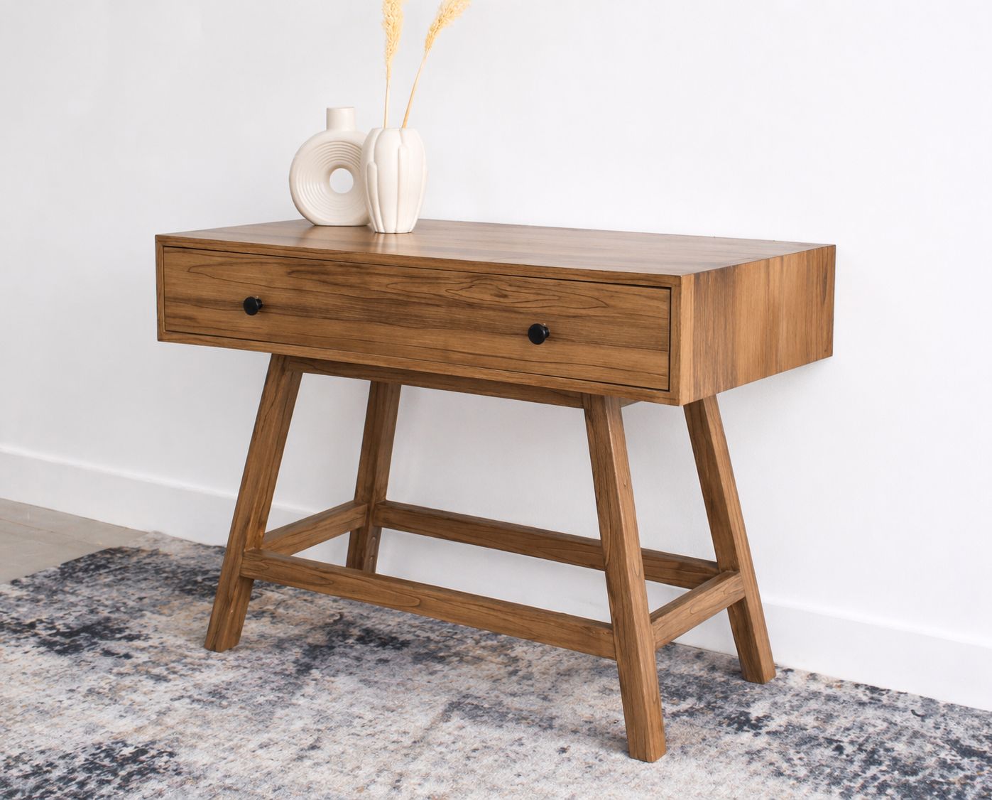 طاولة مدخل خشبية بتصميم عصري