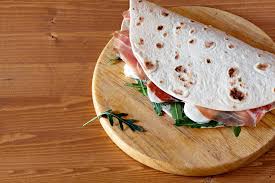 Piadina crudo e stracciatella