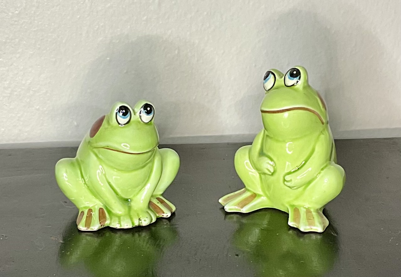 Vintage frog salt and pepper shakers