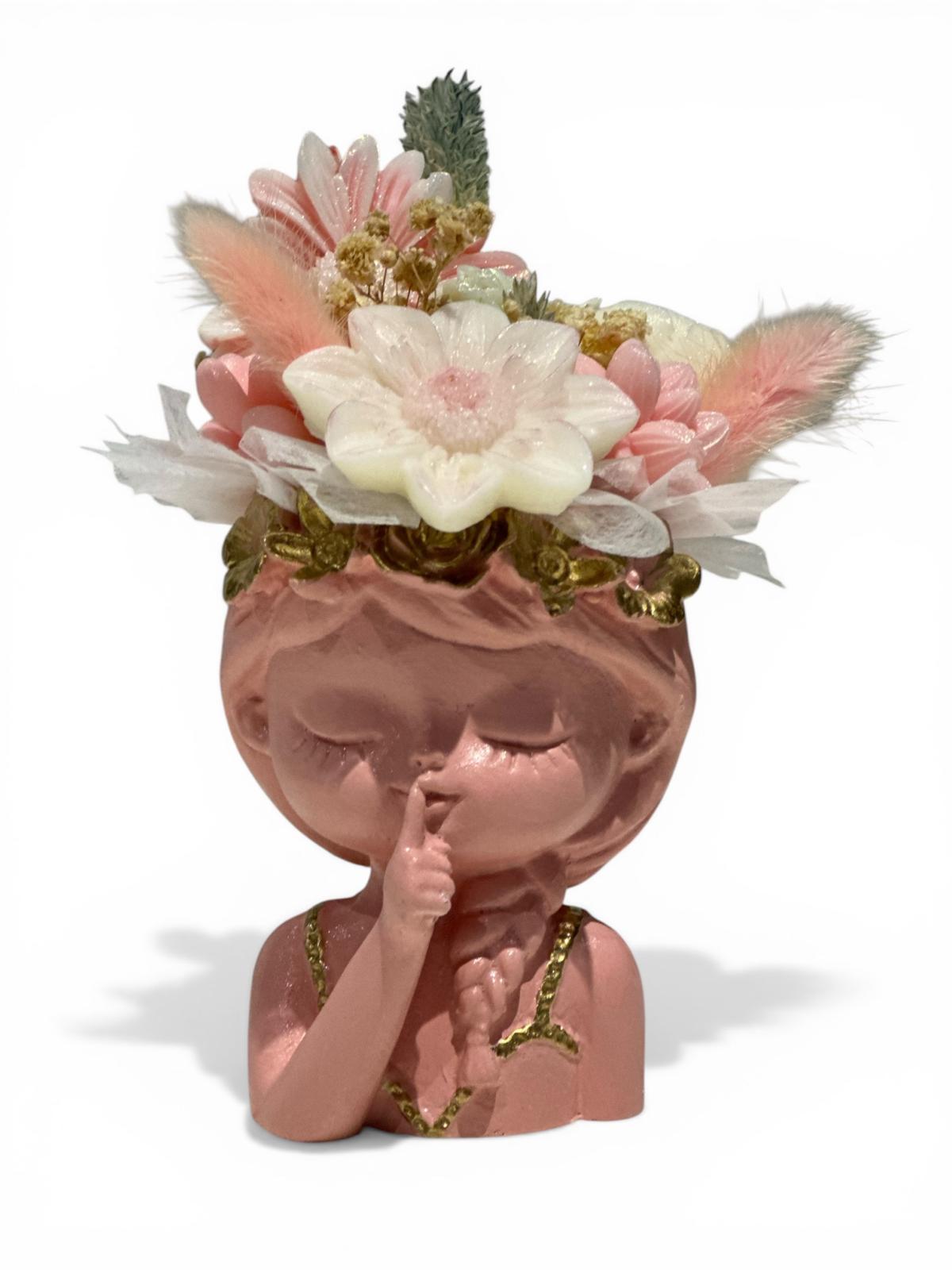 Muñeca Decorativa de Yesocreto con Bouquet de Flores Aromáticas Artesanales