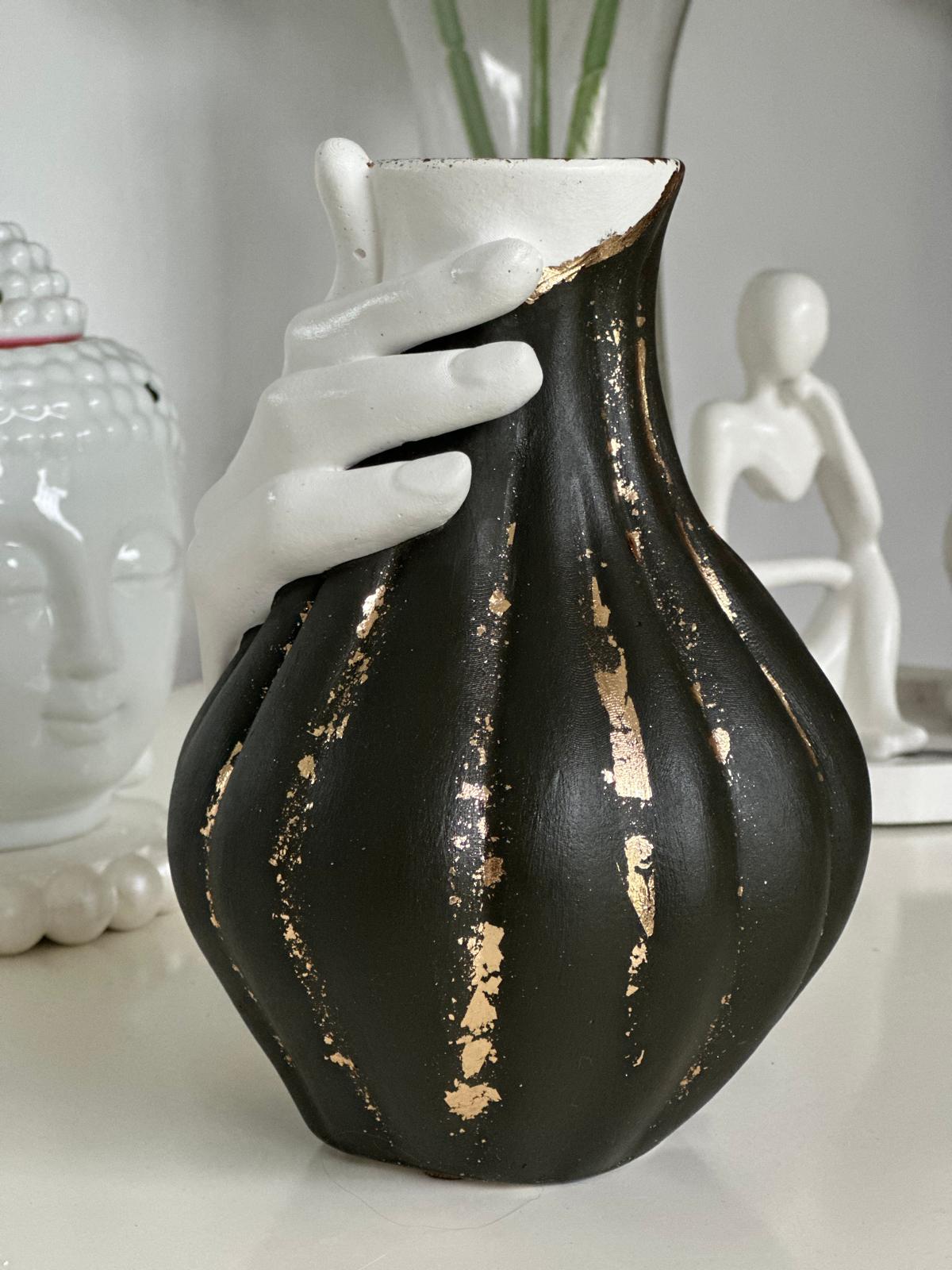 Jarrón Decorativo de Yesocreto o cemento con Diseño de Mano Artística