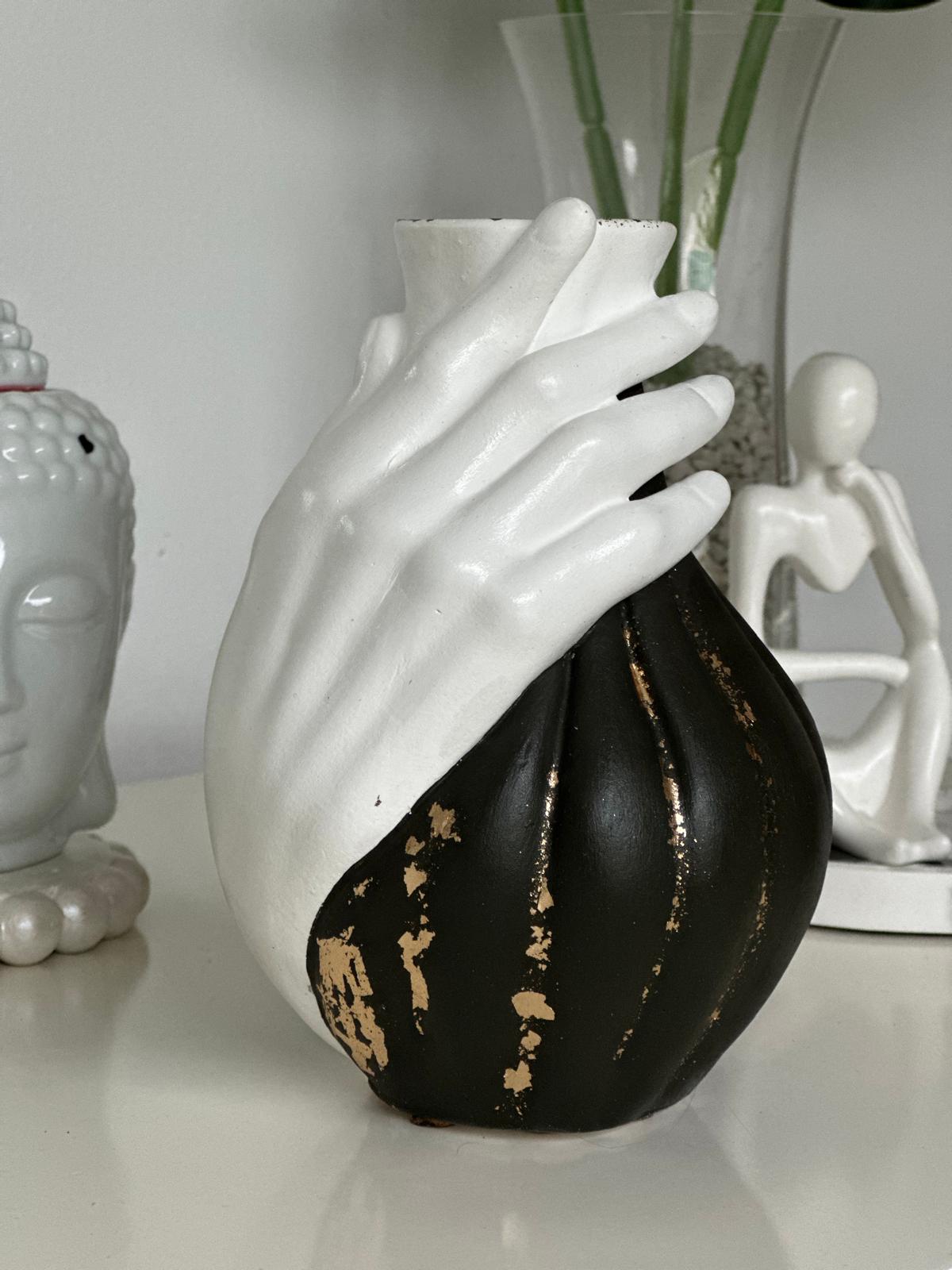 Jarrón Decorativo de Yesocreto o cemento con Diseño de Mano Artística