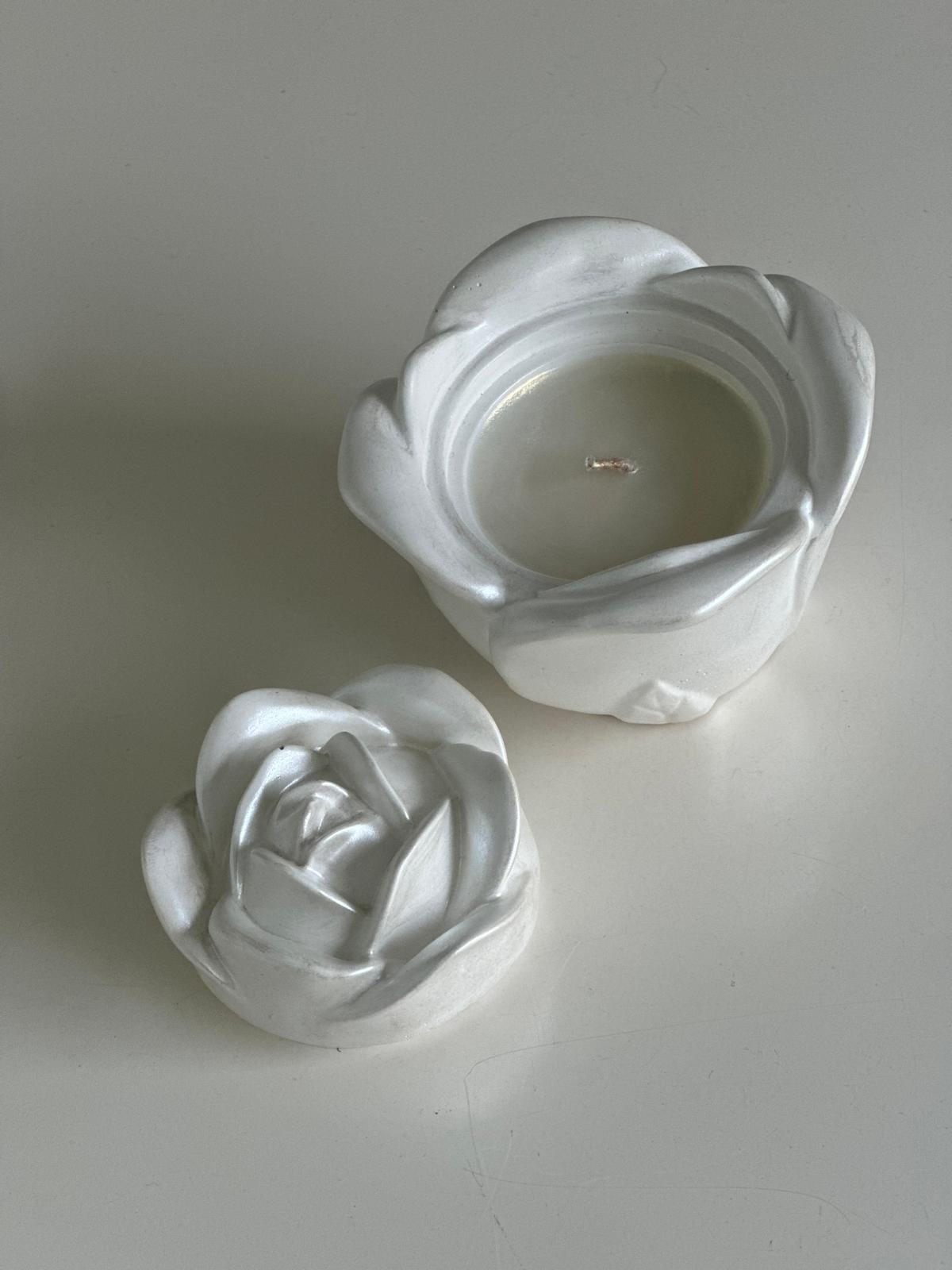 Vela Aromática en Recipiente de Yesocreto con Tapa Flor