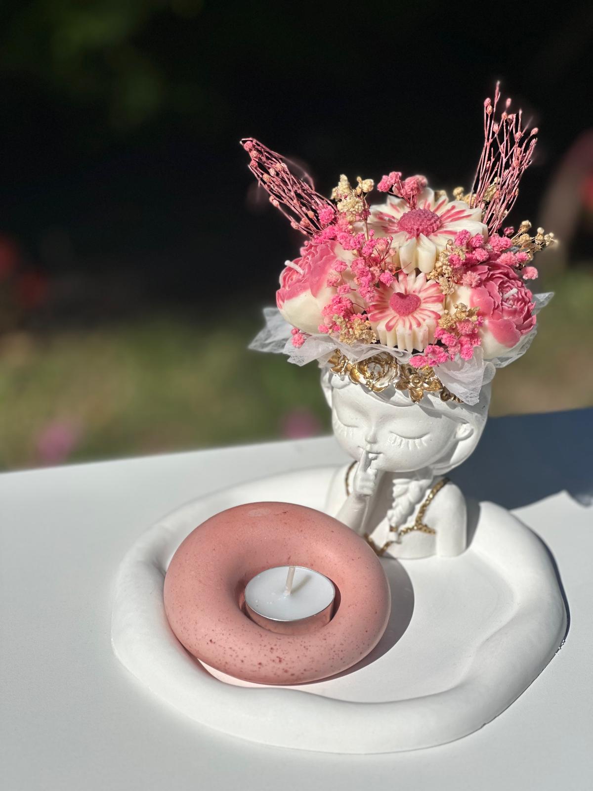 Muñeca Decorativa de Yesocreto con Bouquet de Flores Aromáticas Artesanales