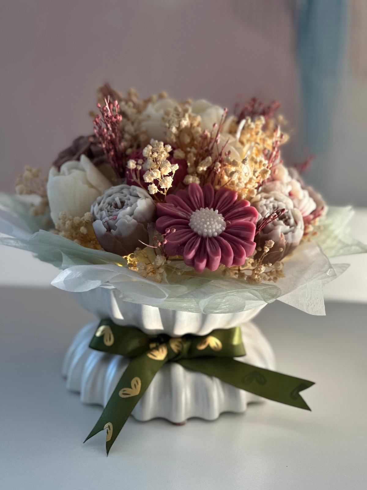 Bouquet de Velas Aromáticas en Recipiente Ondulado de Yesocreto