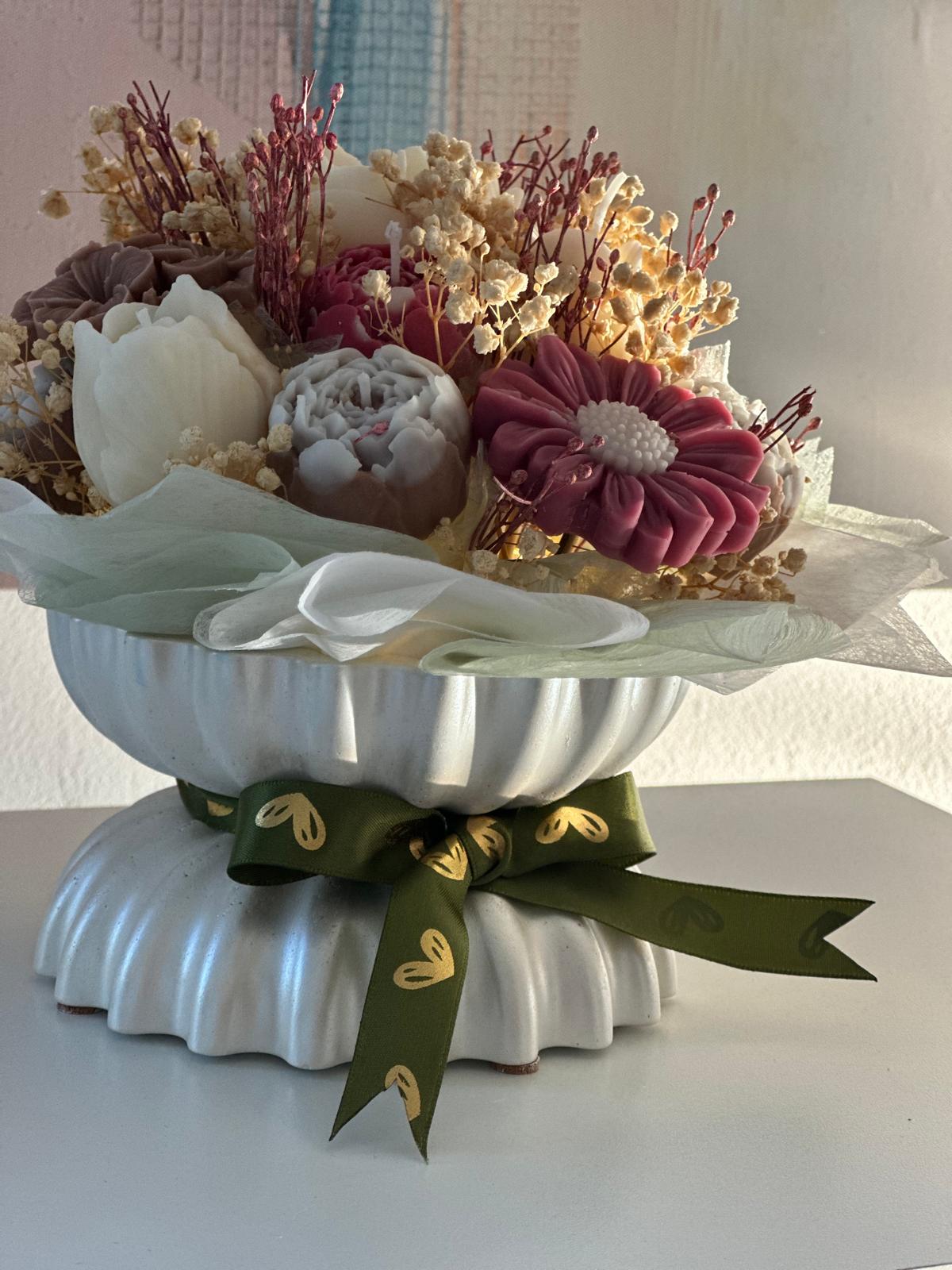 Bouquet de Velas Aromáticas en Recipiente Ondulado de Yesocreto