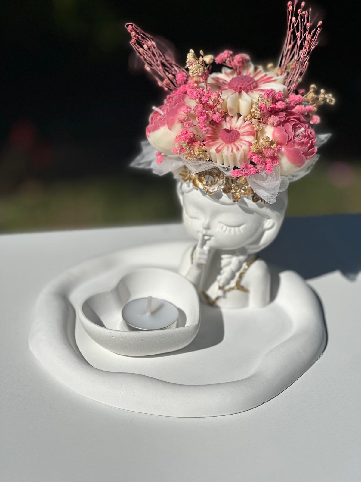Muñeca Decorativa de Yesocreto con Bouquet de Flores Aromáticas Artesanales