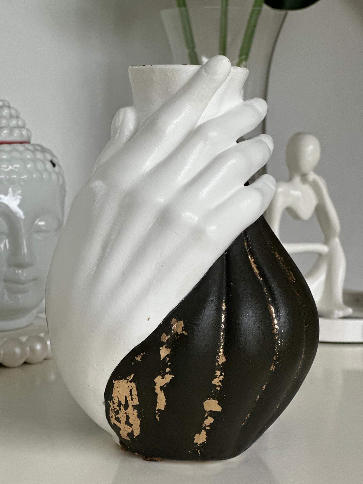Jarrón Decorativo de Yesocreto o cemento con Diseño de Mano Artística
