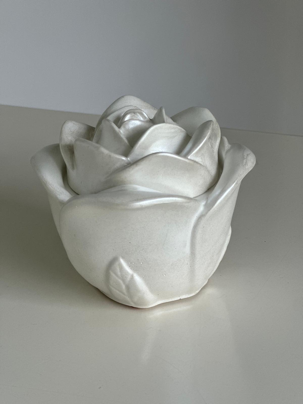 Vela Aromática en Recipiente de Yesocreto con Tapa Flor