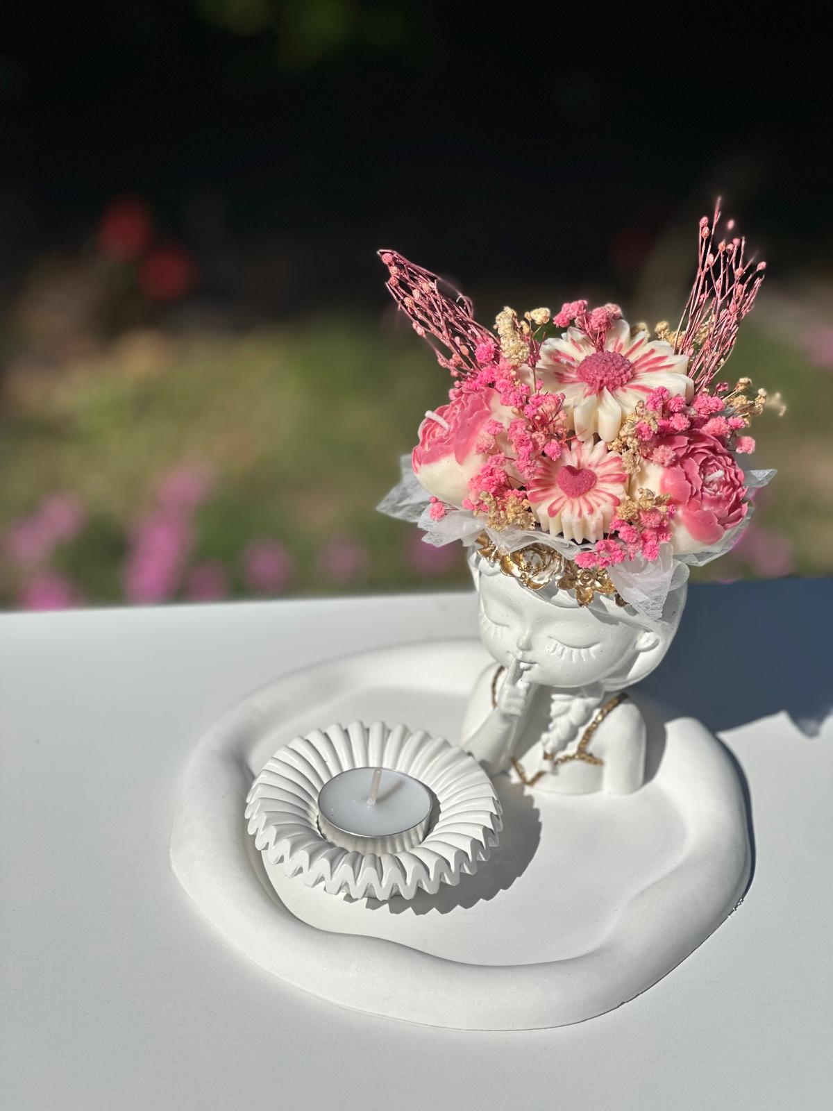 Muñeca Decorativa de Yesocreto con Bouquet de Flores Aromáticas Artesanales