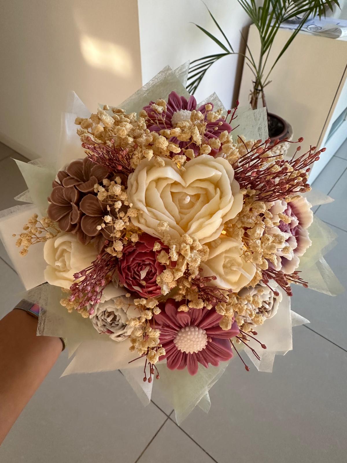 Bouquet de Velas Aromáticas en Recipiente Ondulado de Yesocreto