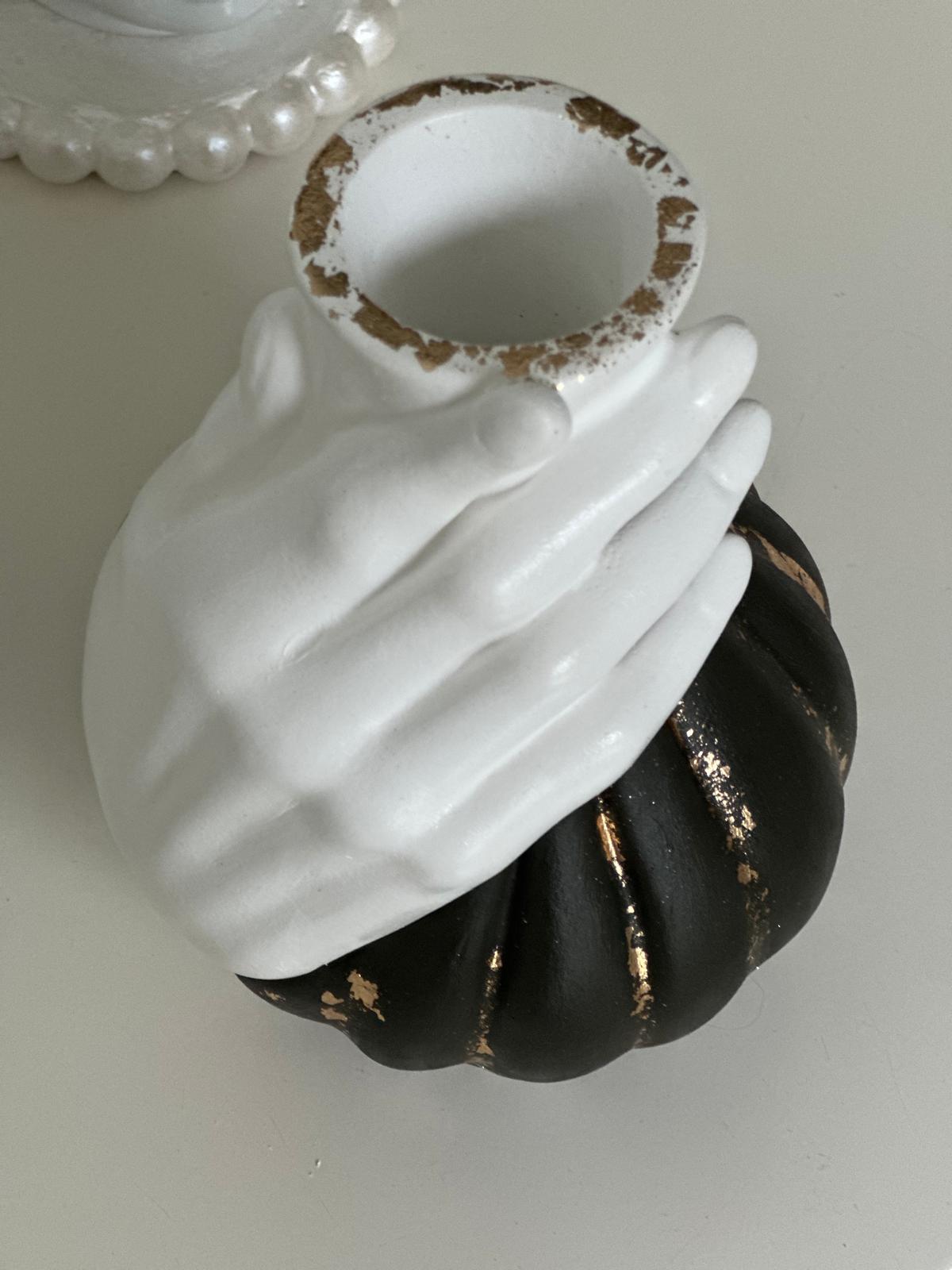 Jarrón Decorativo de Yesocreto o cemento con Diseño de Mano Artística