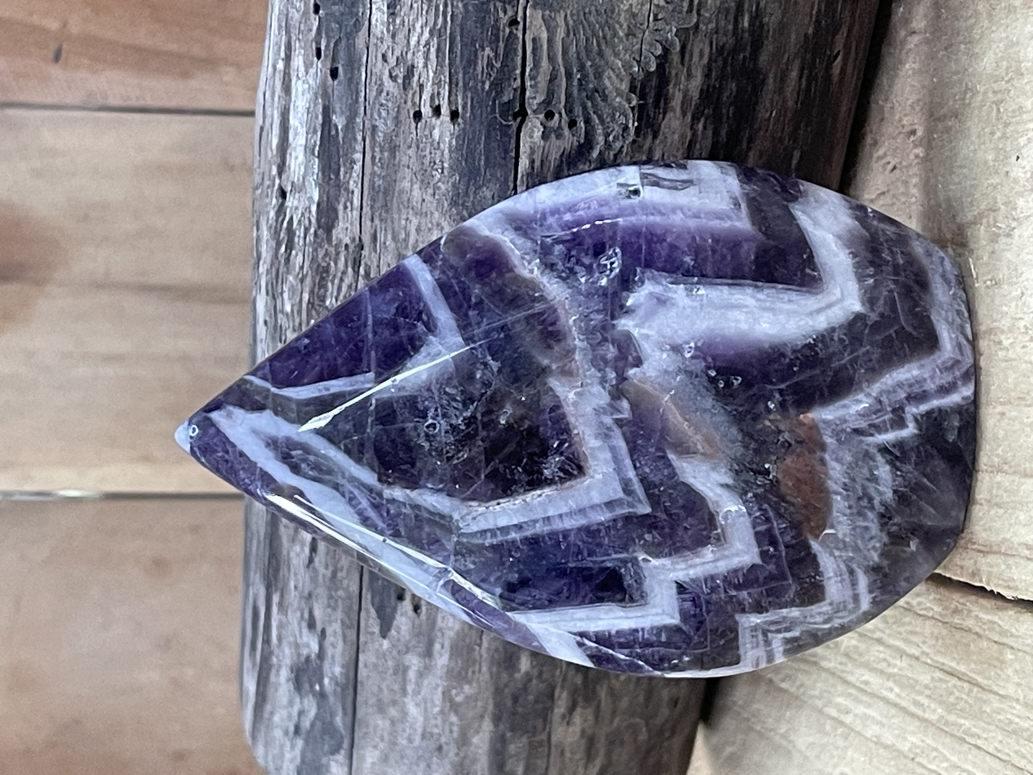 Pierre d'améthyste chevron polie