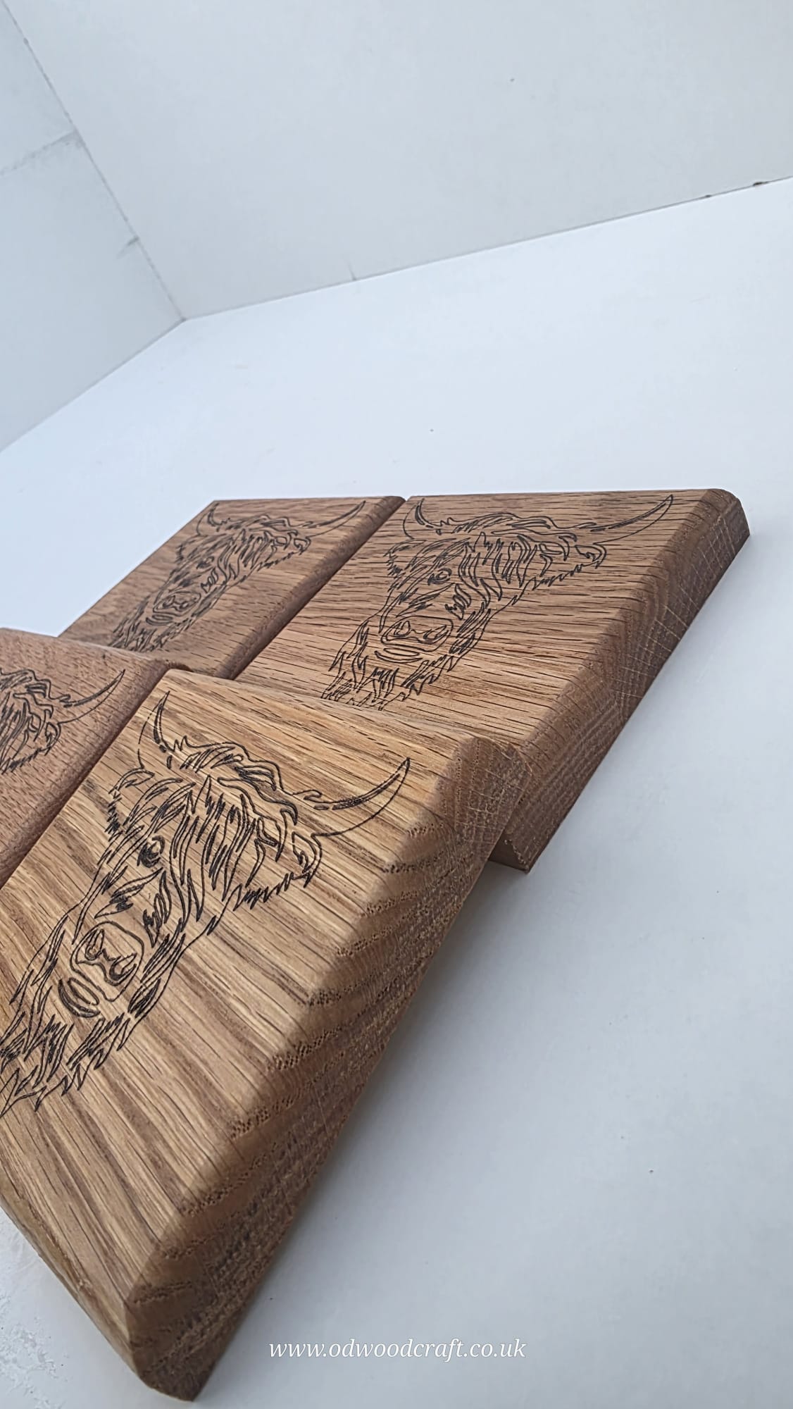 Set of 4 Engraved Oak Coasters – Highland Cow Design – Solid Wood Drinks Coasters – Handmade – 10x10cm