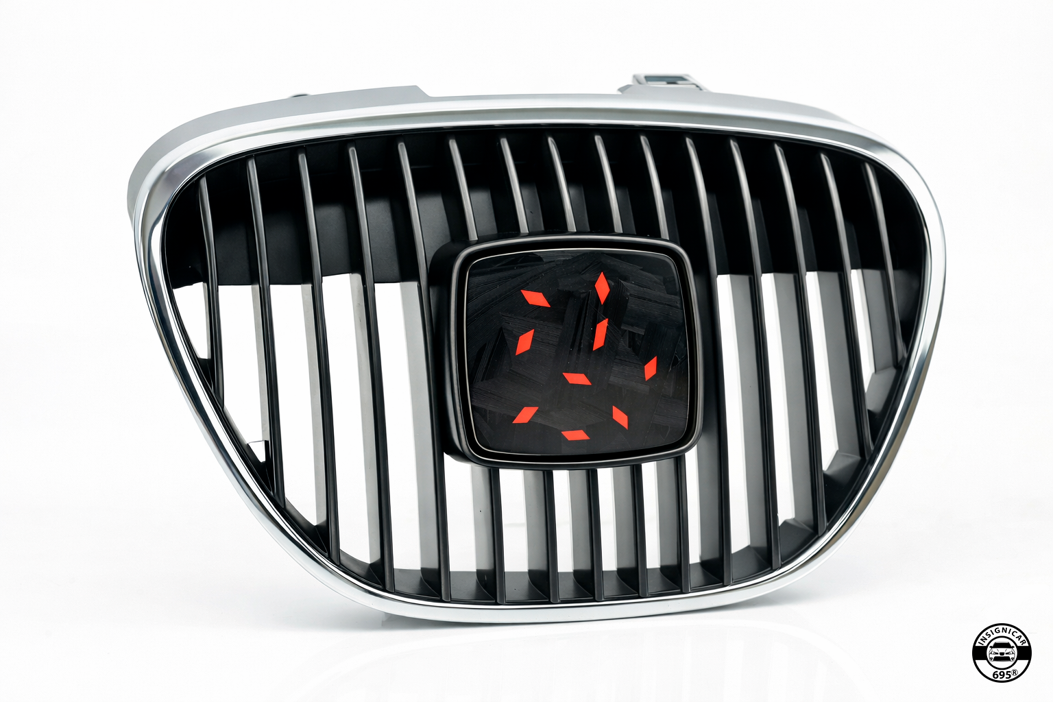 INSIGNIA DELANTERA "CARBON STRIKE" (Compatible con SEAT)