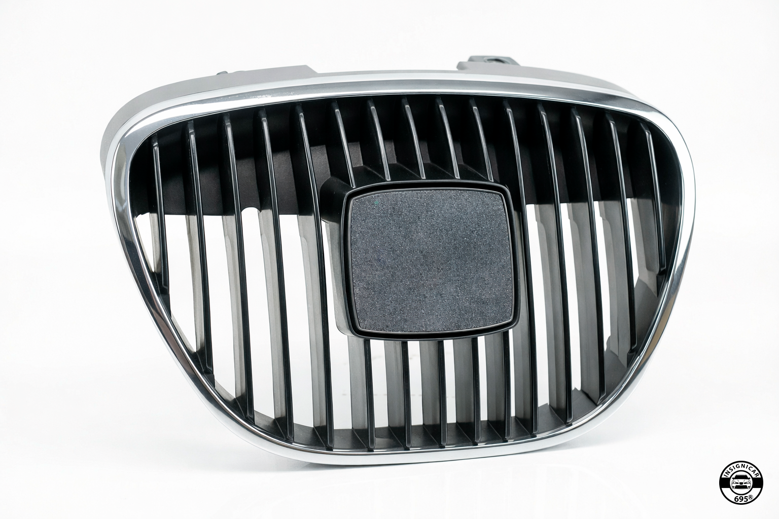 INSIGNIA DELANTERA "TITANIUM GREY" (Compatible con SEAT)