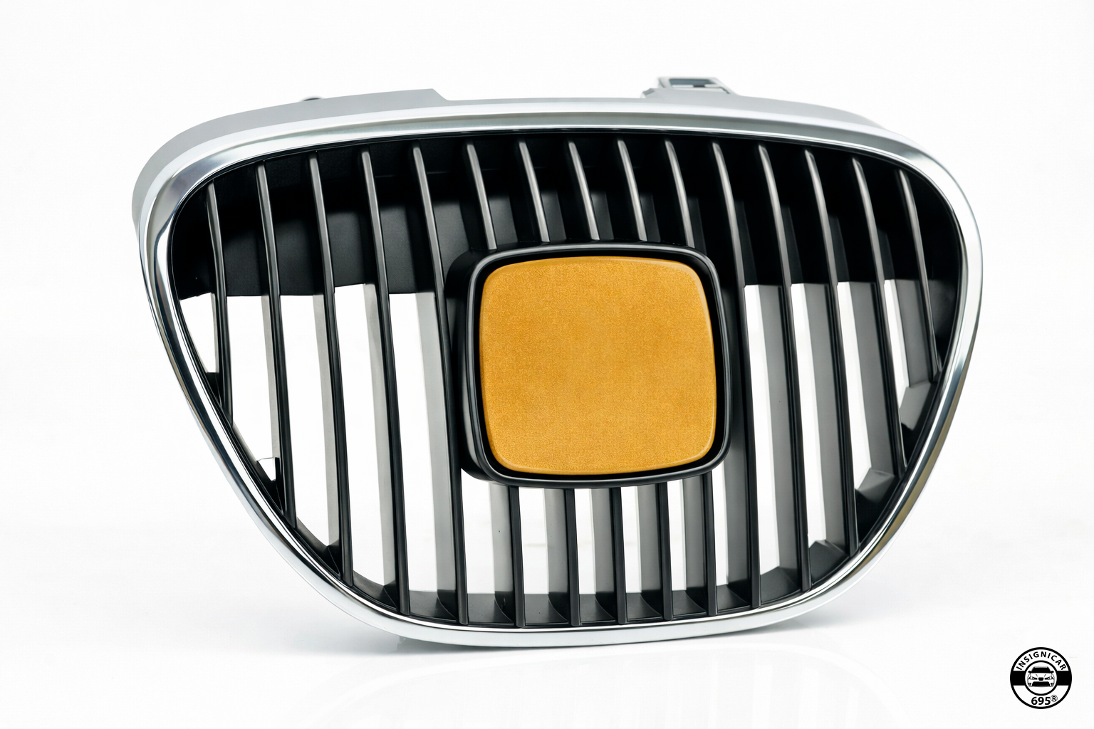 INSIGNIA DELANTERA "DESERT GOLD" (Compatible con SEAT)