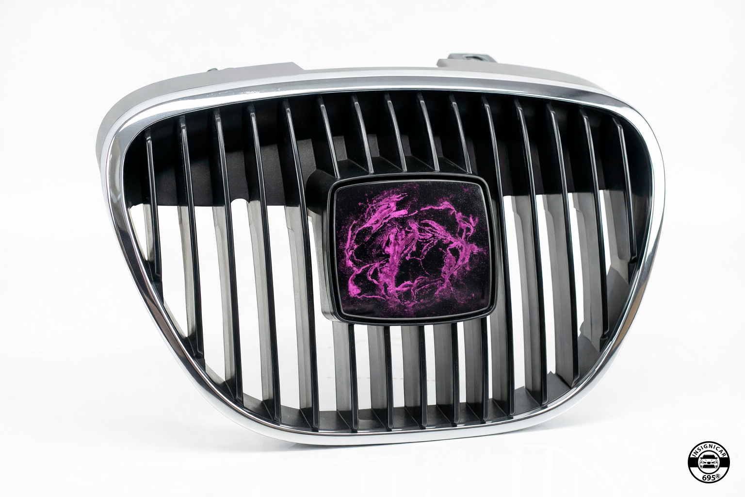 INSIGNIA DELANTERA "MAGENTA STORM" (Compatible con SEAT)