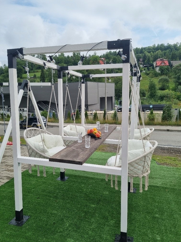 STÓŁ Z HUSTAWKAMI STREFA CHILLOUTU PERGOLA OGRÓD TARAS HUSTAWKA OGRODOWA