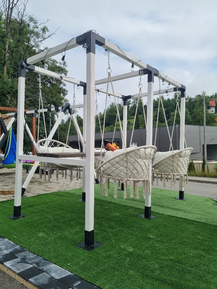 STÓŁ Z HUSTAWKAMI STREFA CHILLOUTU PERGOLA OGRÓD TARAS HUSTAWKA OGRODOWA