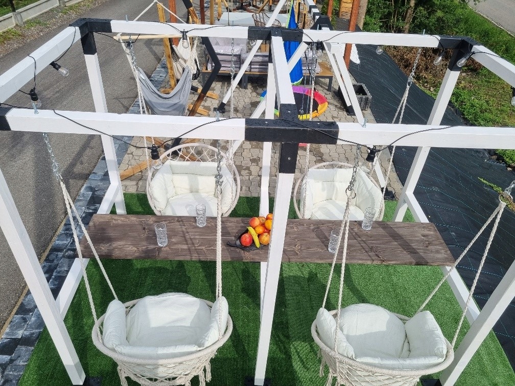 STÓŁ Z HUSTAWKAMI STREFA CHILLOUTU PERGOLA OGRÓD TARAS HUSTAWKA OGRODOWA