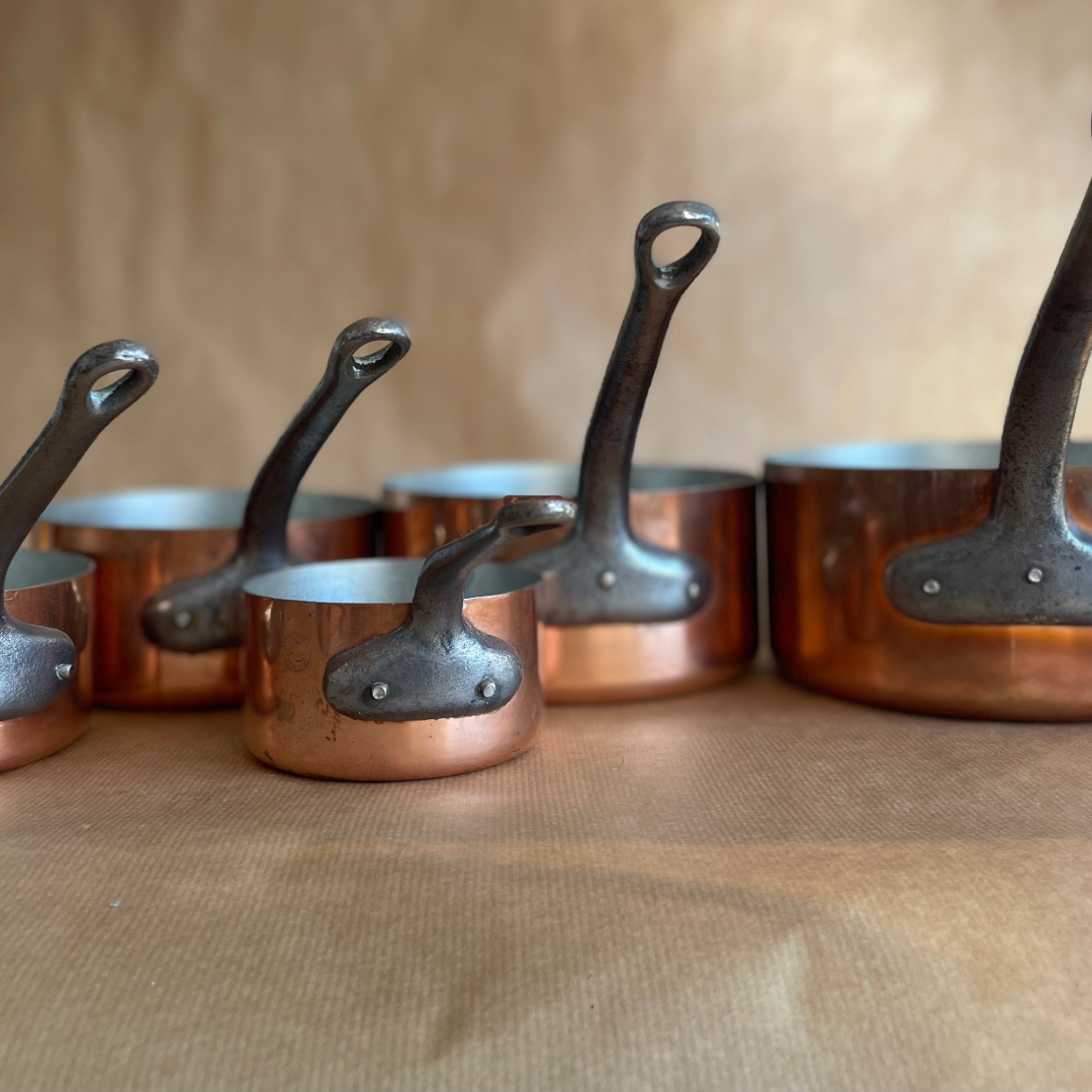 Batterie de casseroles anciennes en cuivre français — intérieur étamé professionnellement