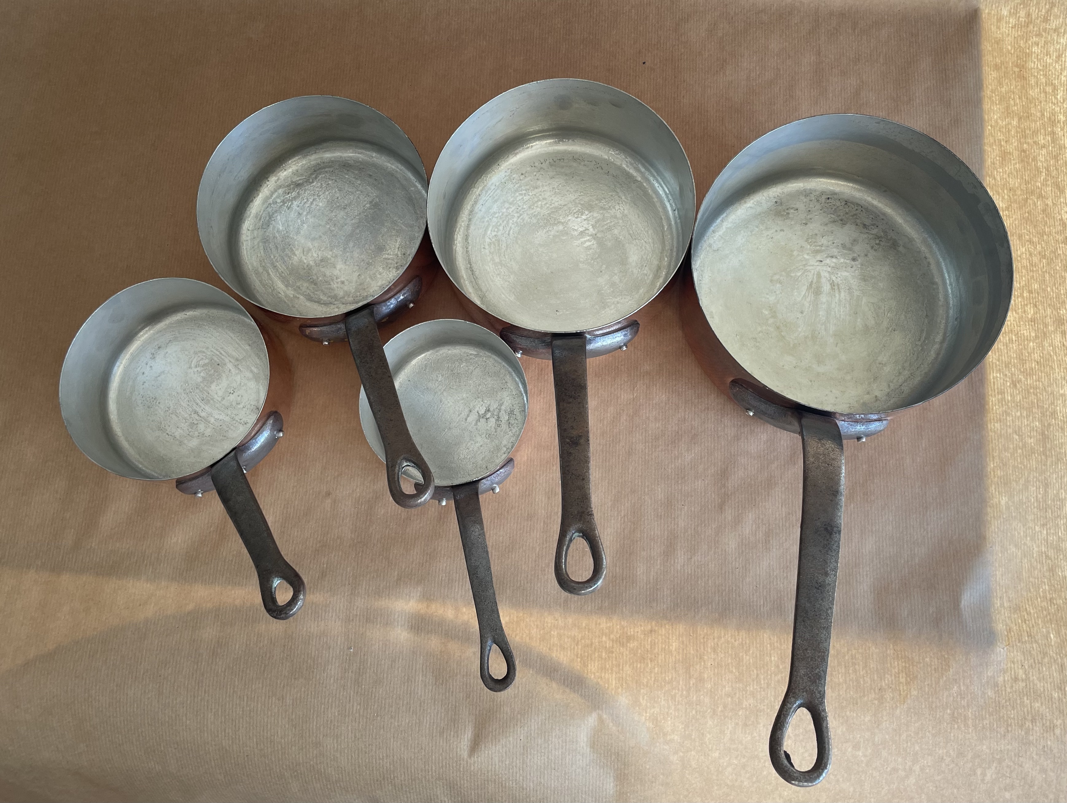 Batterie de casseroles anciennes en cuivre français — intérieur étamé professionnellement