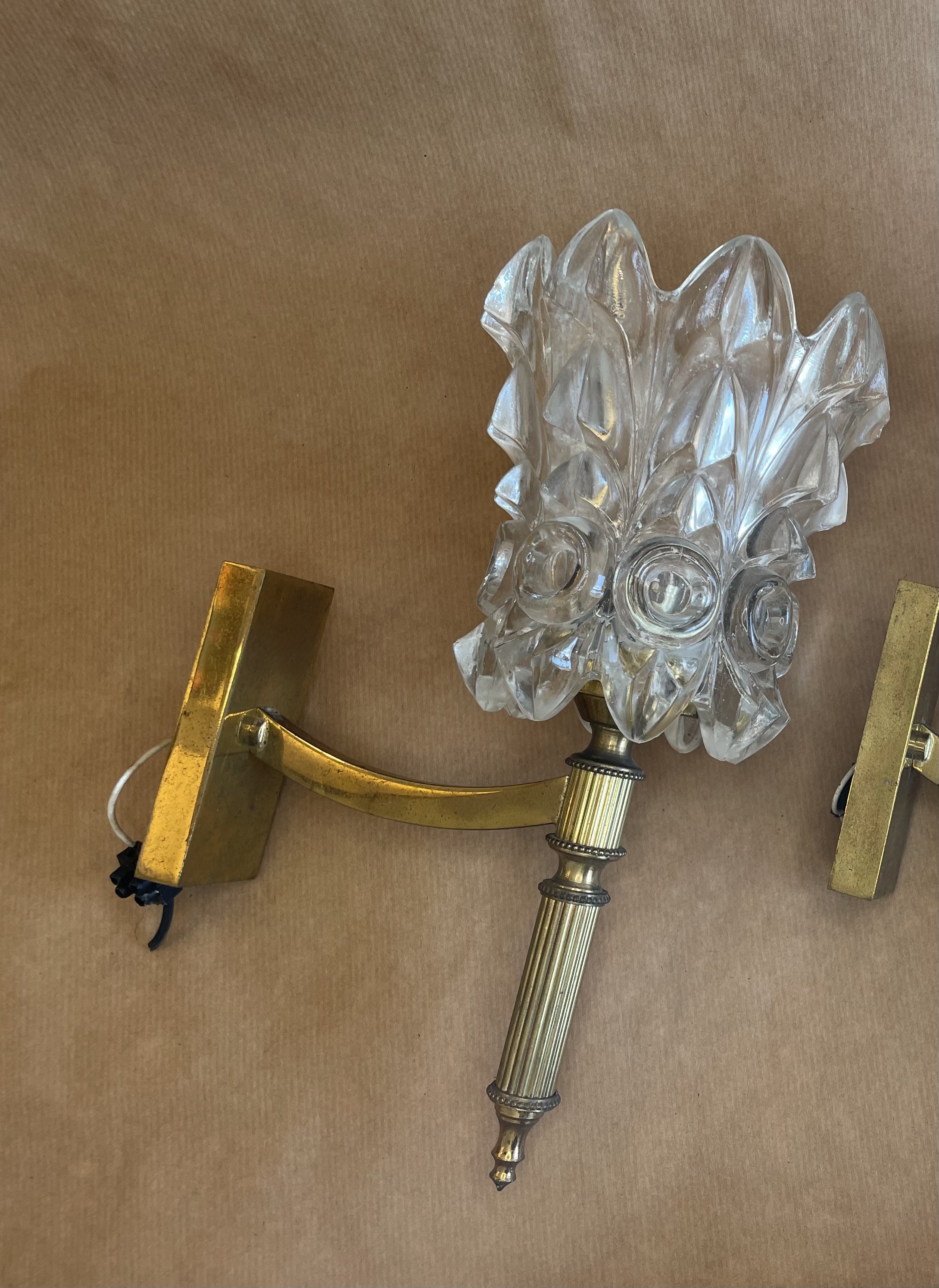 Paire d’appliques murales Art déco en cristal et laiton, France, années 1930