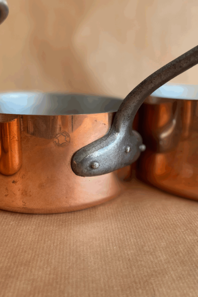 Batterie de casseroles anciennes en cuivre français — intérieur étamé professionnellement