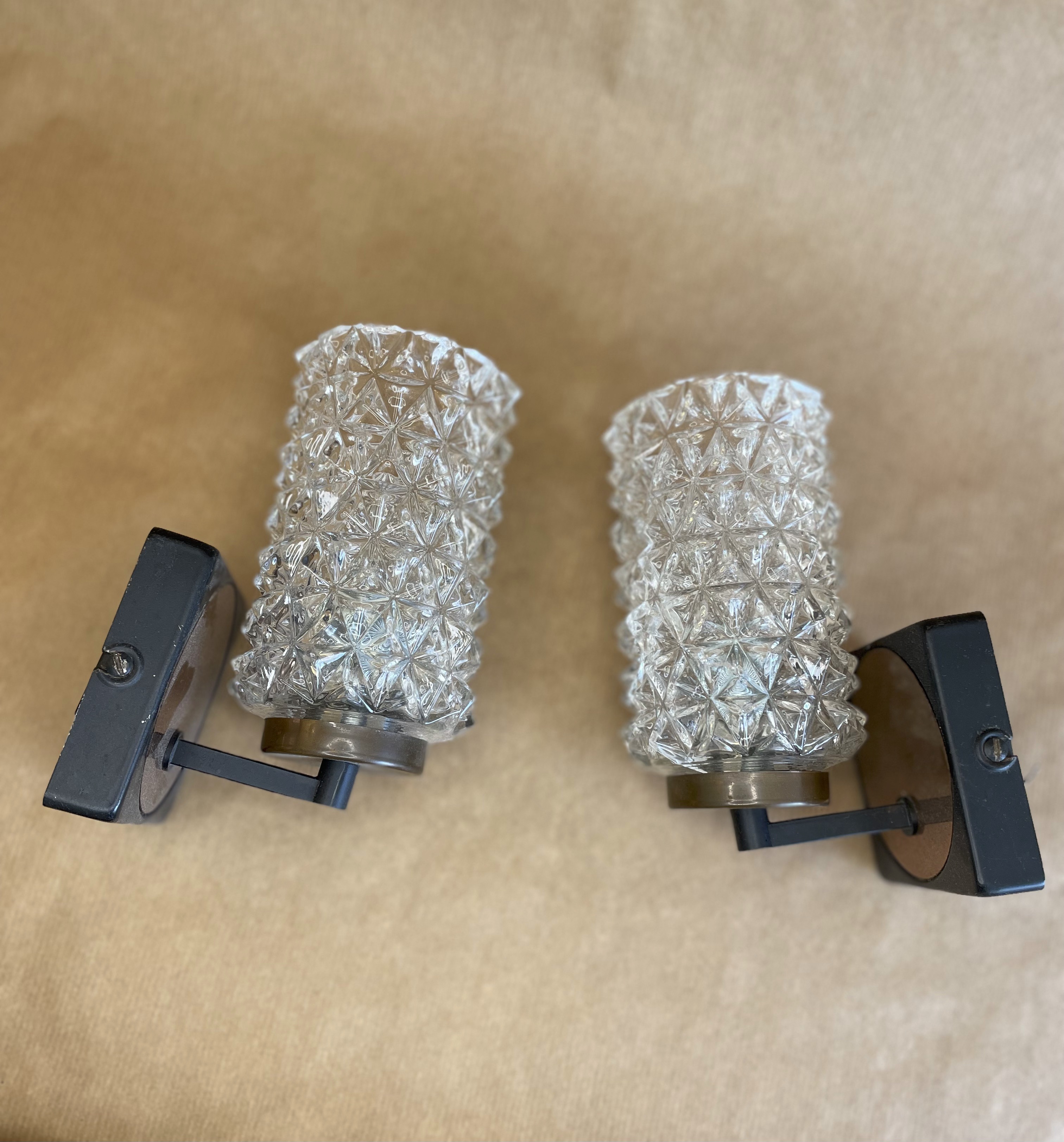 Paire d’appliques murales en verre texturé, style mid-century à influence brutaliste, Europe c. 1950–1970