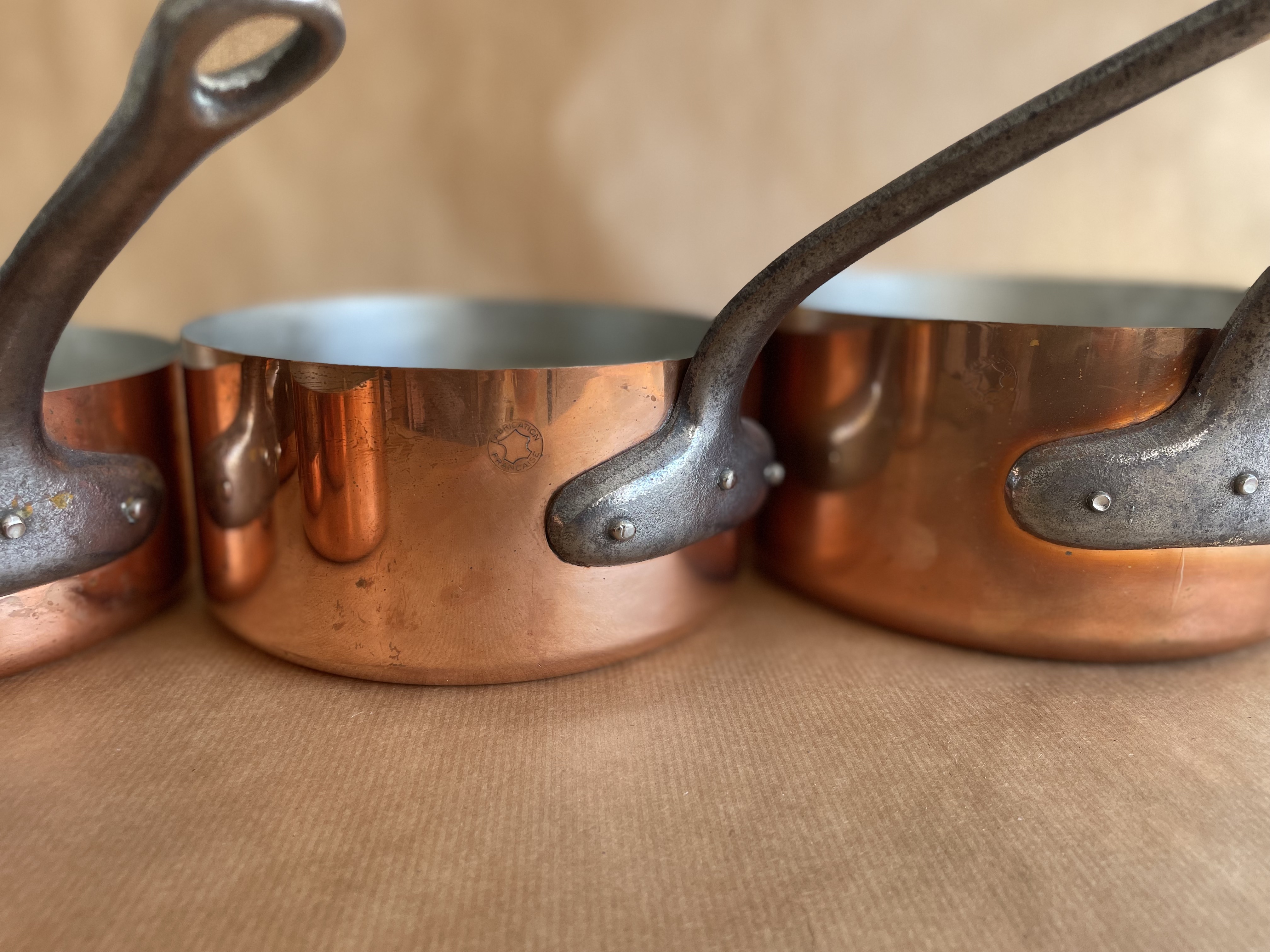 Batterie de casseroles anciennes en cuivre français — intérieur étamé professionnellement