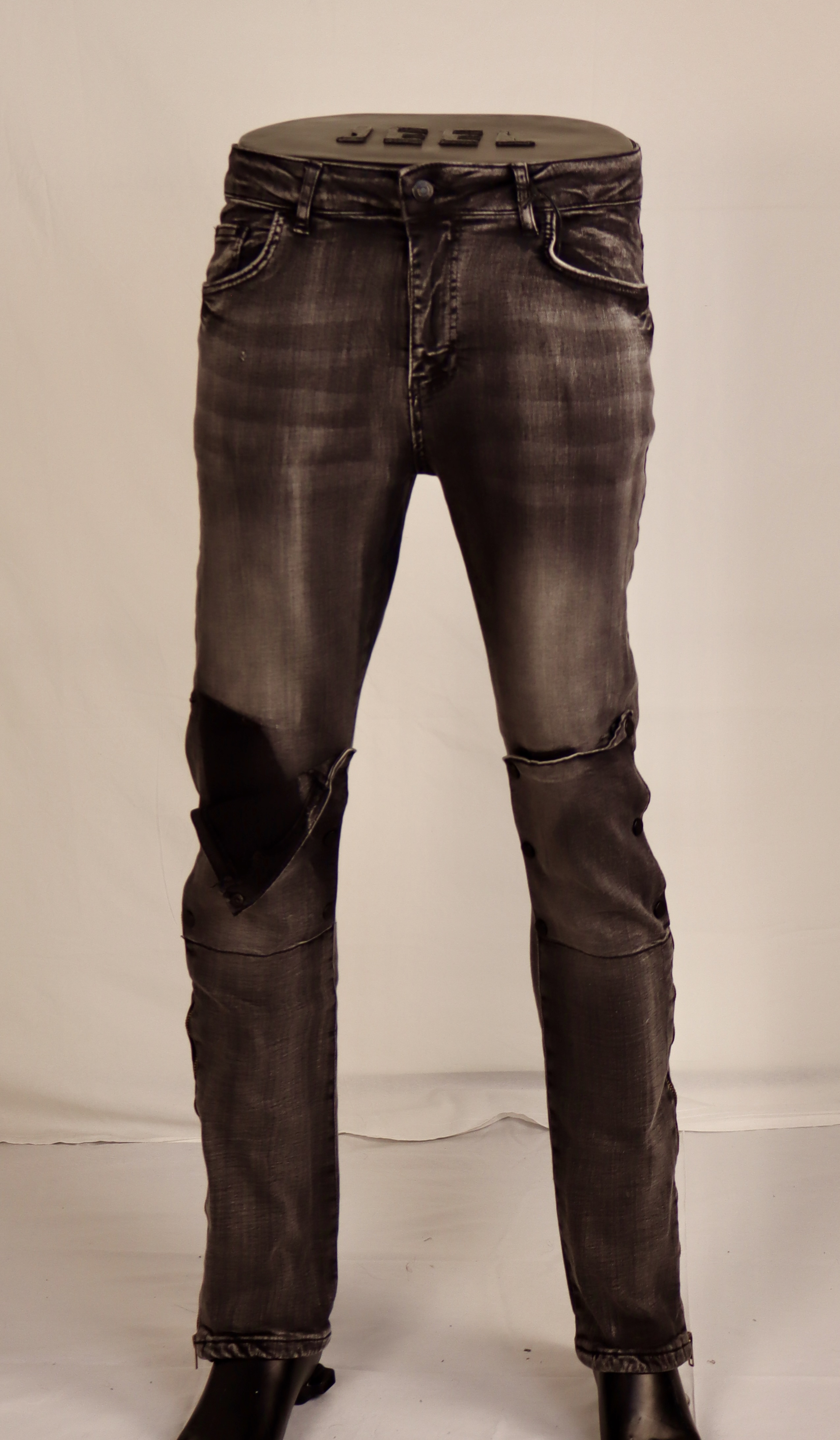 Zwarte gescheurde jeans
