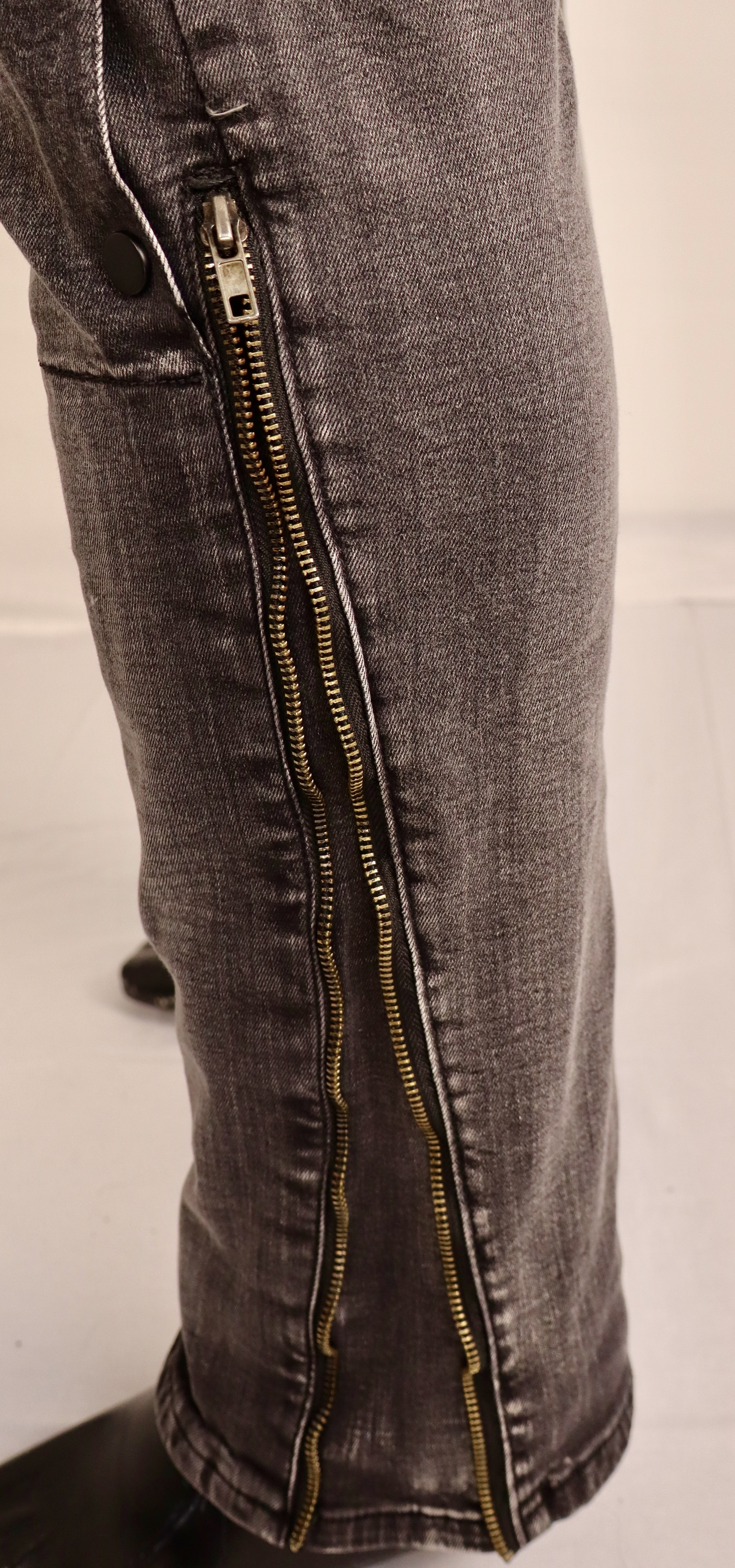 Zwarte gescheurde jeans