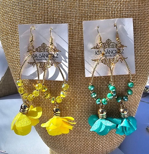 Aretes florales con cuentas