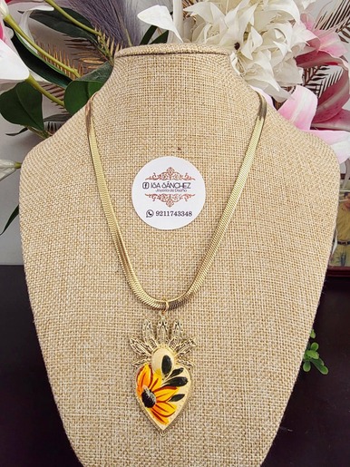 Collar dorado con dije corazón floral