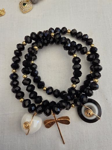 Pulsera de cuentas negras con dijes