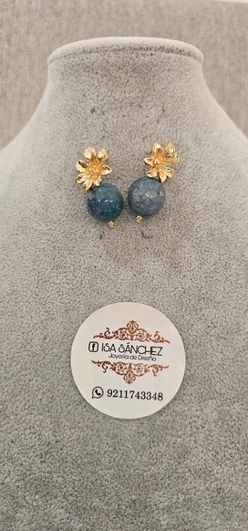 Aretes dorados con piedra azul