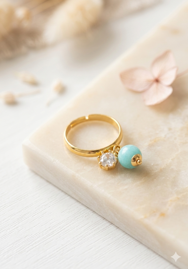 Anello dorato con charm