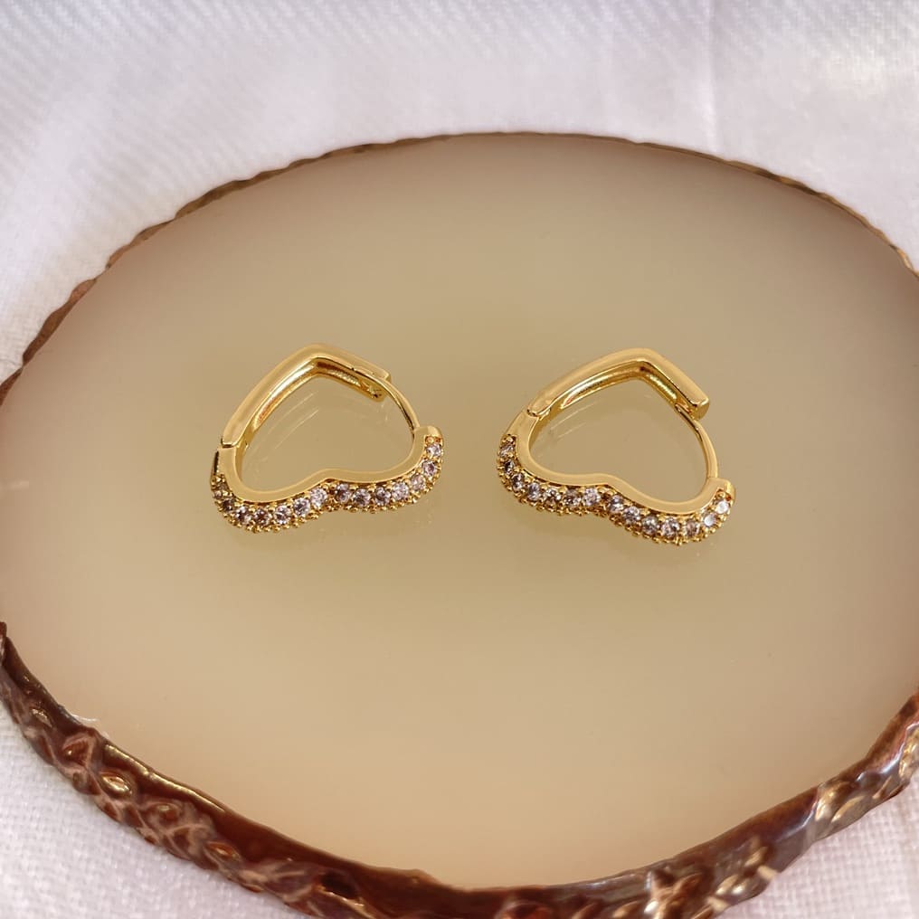 Aretes de corazón dorado
