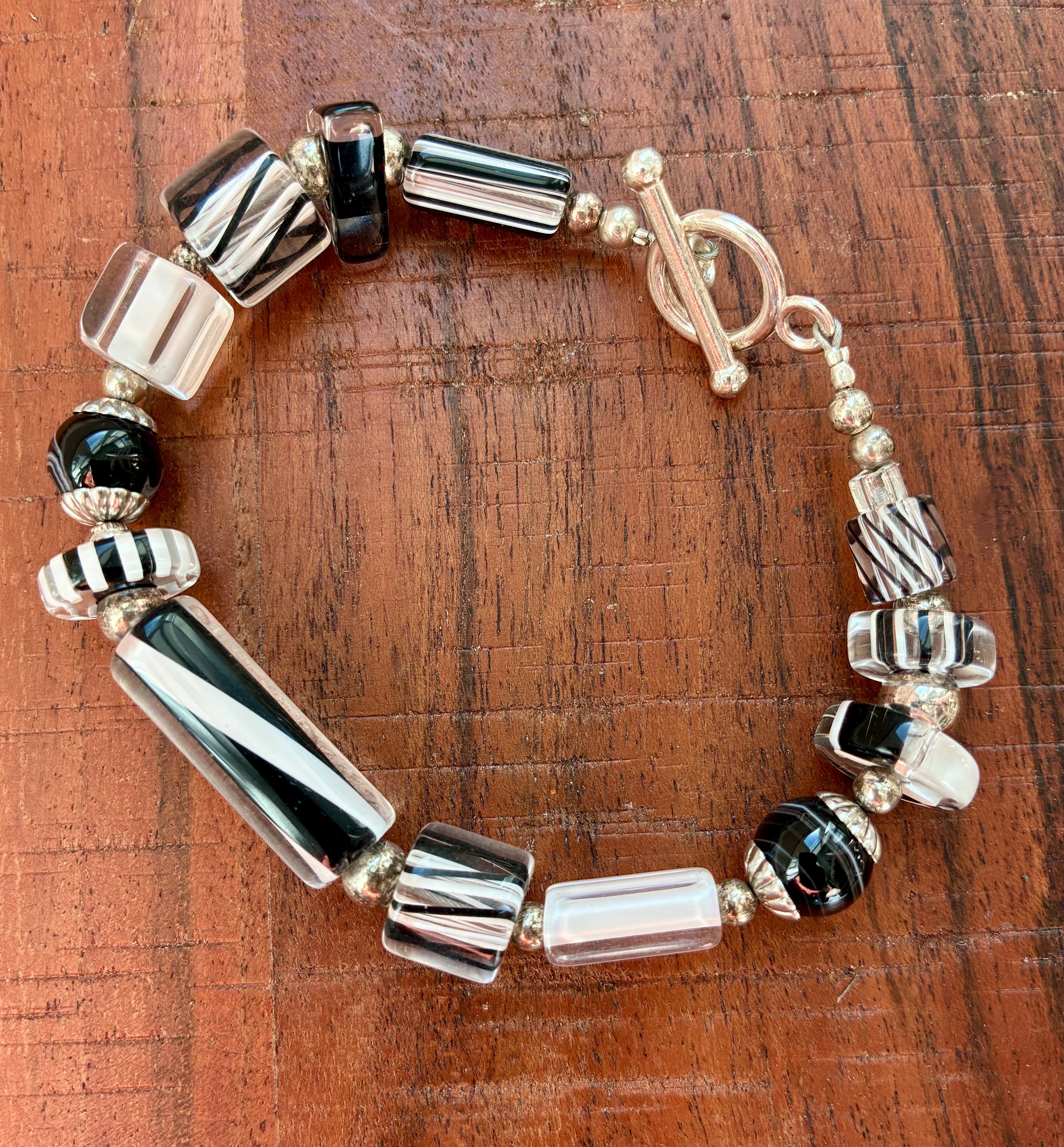 Chic Black and White Glass Bead Bracelet