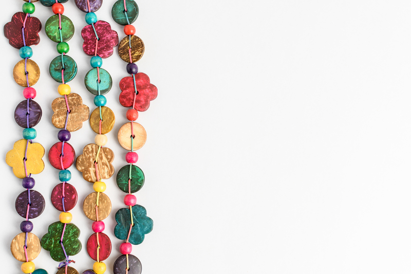 Collar artesanal de cuentas coloridas