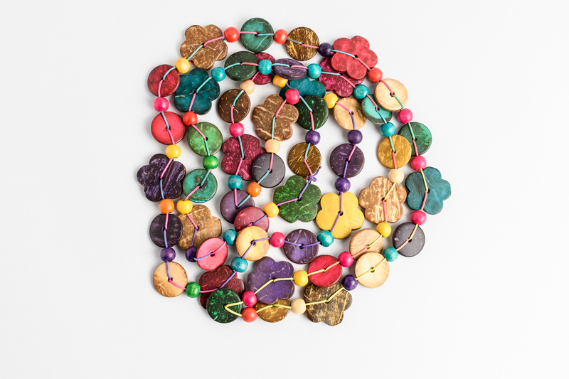 Collar artesanal de cuentas coloridas