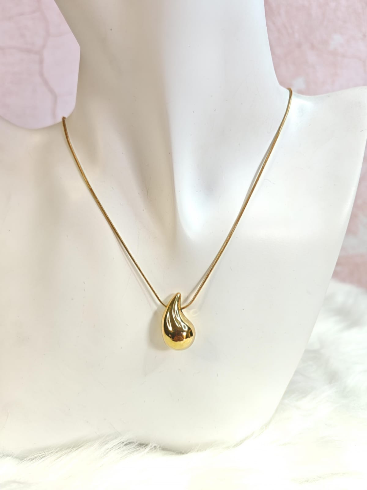 Collar de gota dorada