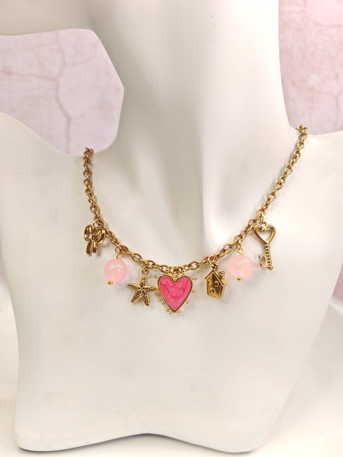 Collar dorado con Charms rosas y dorados